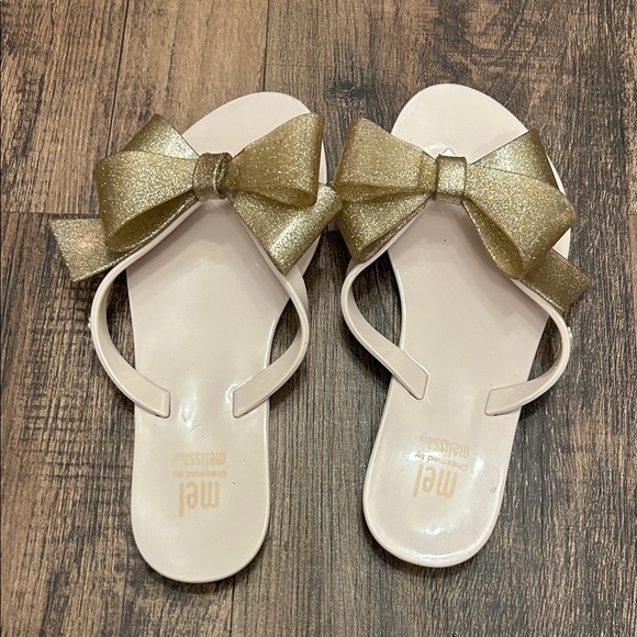 Mel, Dreamed by Melissa Cream Sandals with Gold Bow harmonic bow III - Picture 3 of 5
